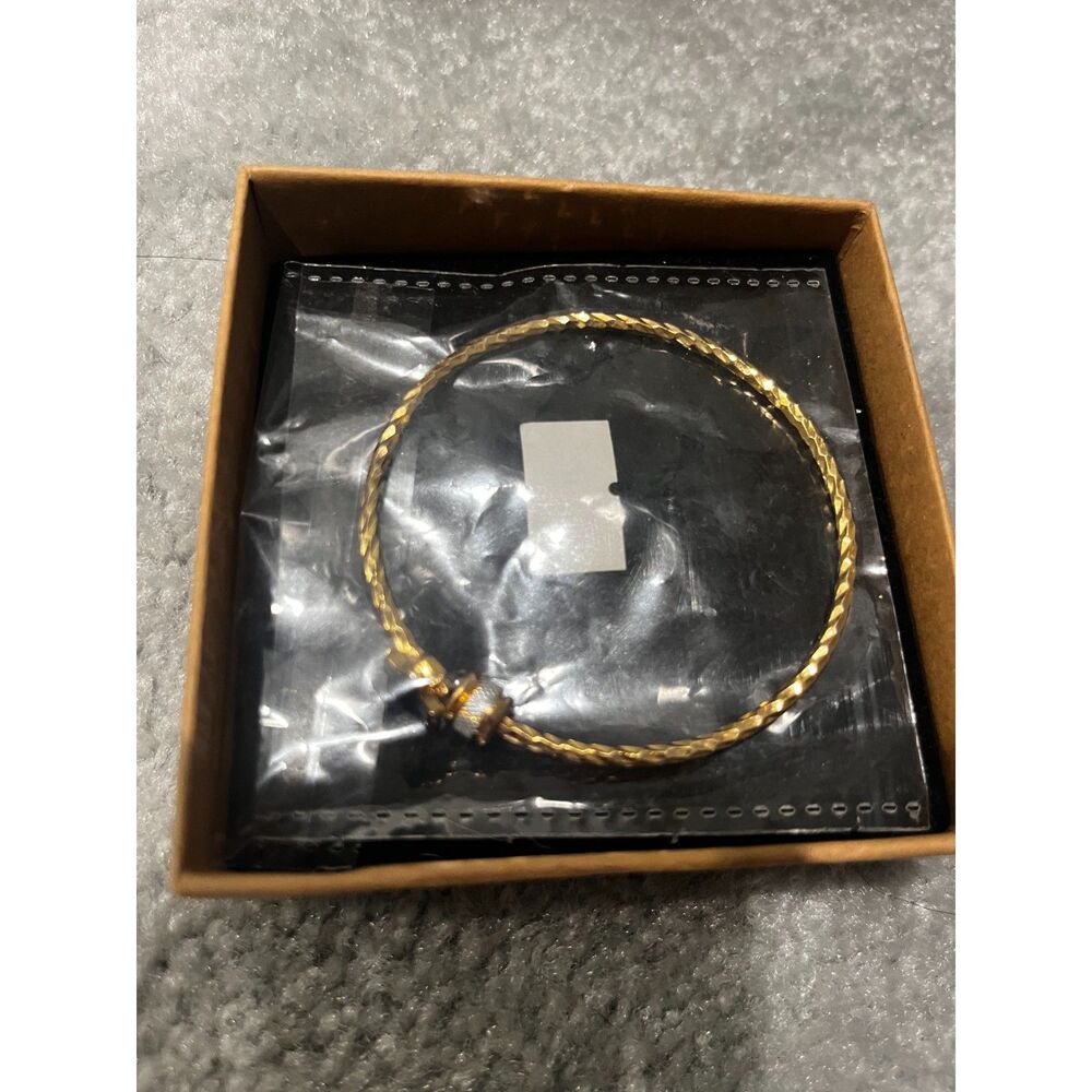 Gold-colored bangle with black quatrefoil and silver charm - Picture 3 of 5
